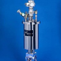 Janis 液氮型低溫恒溫器（樣品置于蒸汽中）