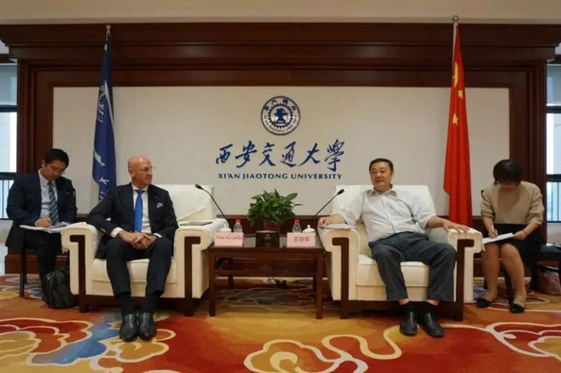 西安交通大學副校長王鐵軍在創(chuàng)新港涵英樓會見賽默飛中國區(qū)總裁艾禮德